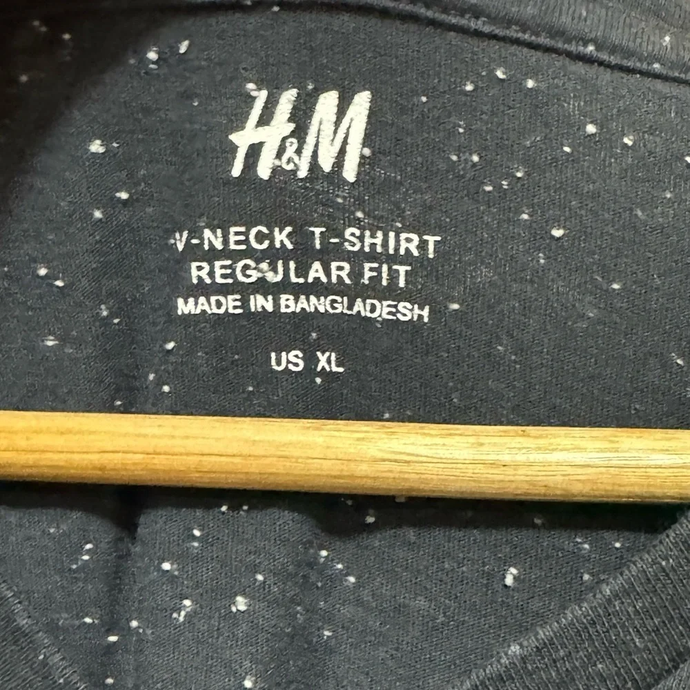 Mens H&M XL black/white v-neck tee